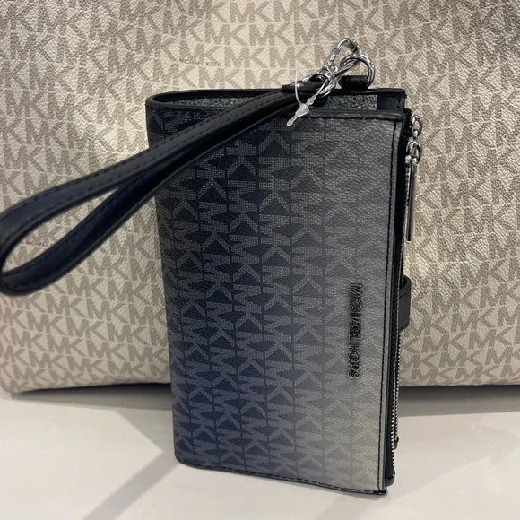 MICHAEL KORS Jet Set Lg Ombré Signature Logo Double Zip Wristlet Phone Holdr
NWT - Picture 14 of 16
